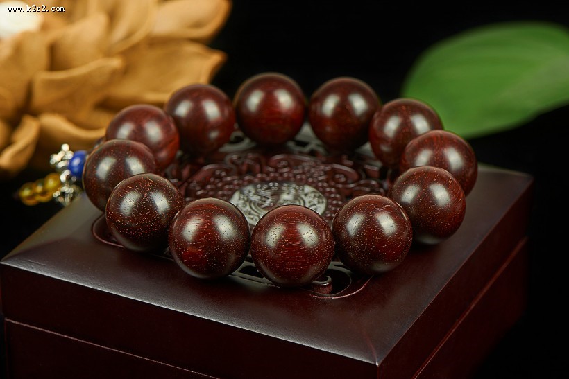 精致贵重的小叶紫檀手串图片