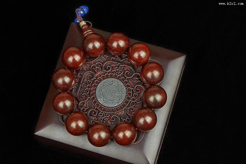 精致贵重的小叶紫檀手串图片