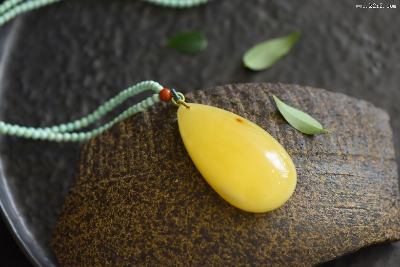 精致柔滑的蜜蜡吊坠图片