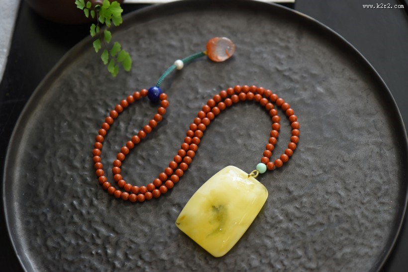 精致柔滑的蜜蜡吊坠图片