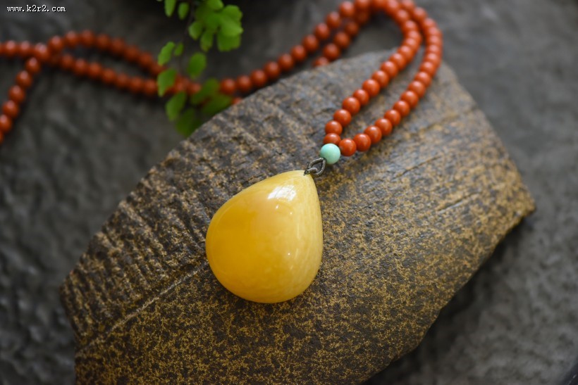 精致柔滑的蜜蜡吊坠图片