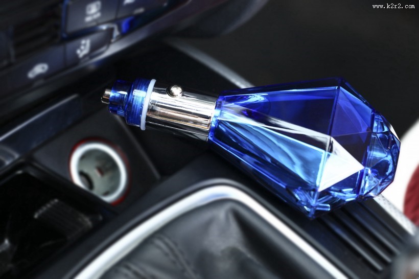 非常实用的usb车载充电器图片