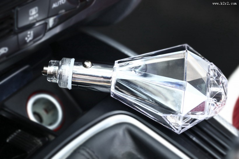 非常实用的usb车载充电器图片