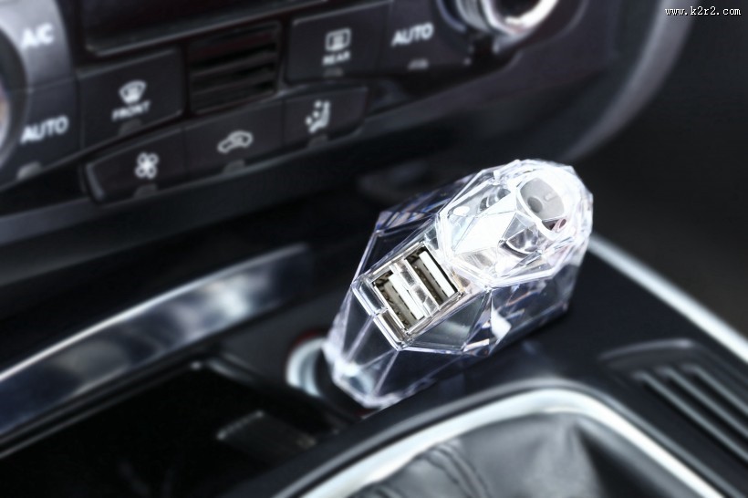 非常实用的usb车载充电器图片