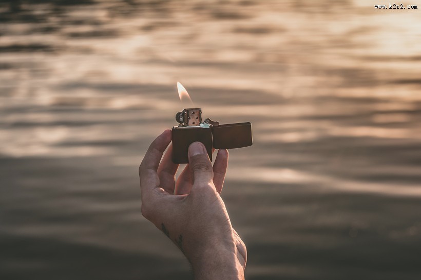 点着火的打火机图片大全