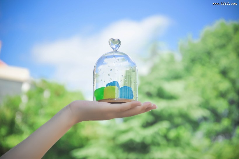 手里的彩色冰块图片大全