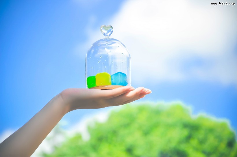 手里的彩色冰块图片大全