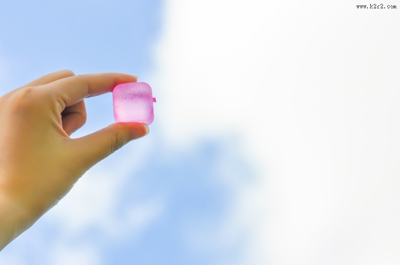 手里的彩色冰块图片大全