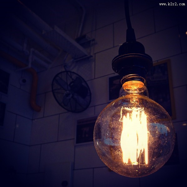 点亮了的灯泡图片