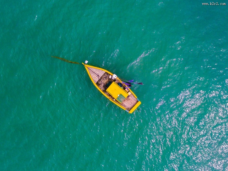 行驶在水上的小船图片大全