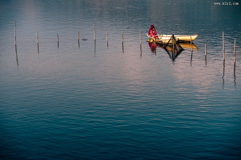 行驶在水上的小船图片大全
