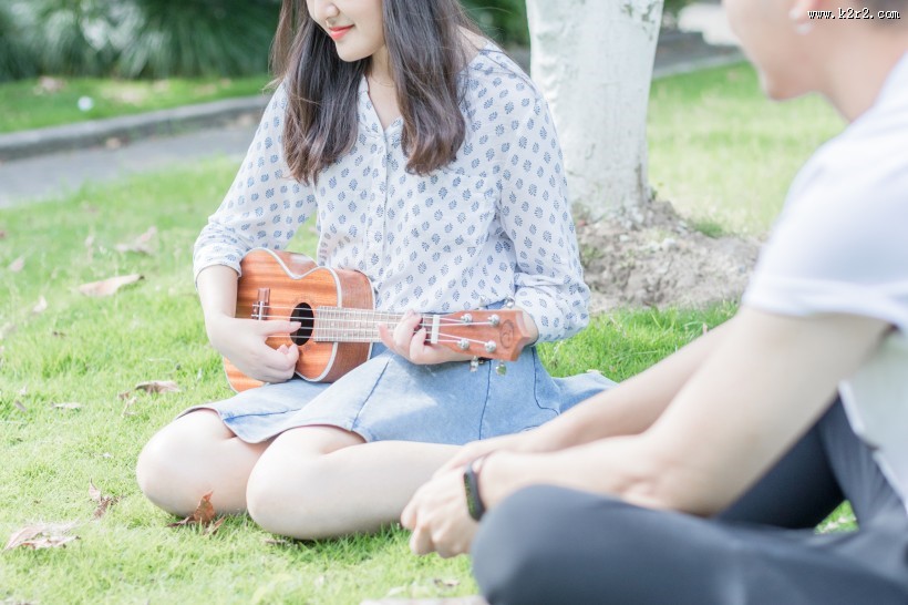 朋友聚会弹奏尤克里里图片