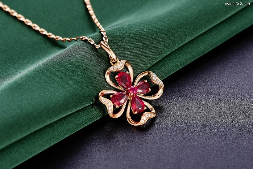 精美的红宝石项链图片