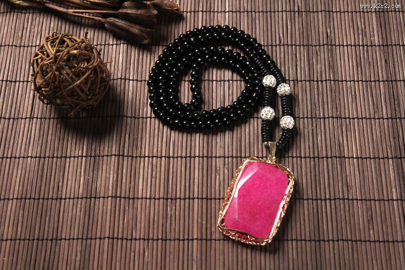 精美的红宝石项链图片