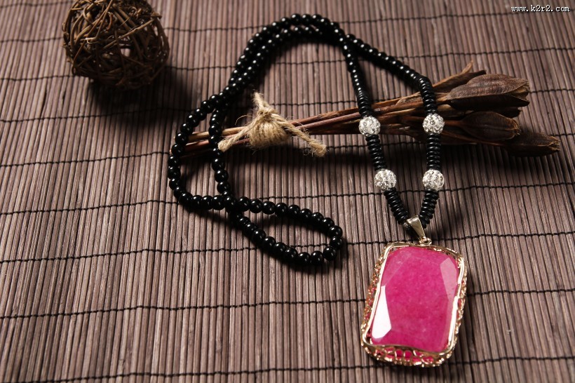 精美的红宝石项链图片