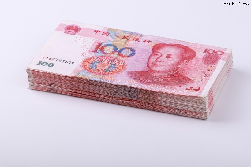 红色流通的人民币图片