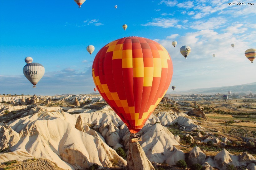 漂浮在空中的热气球图片
