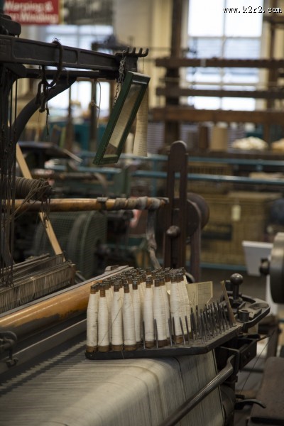 纺织厂织布机图片