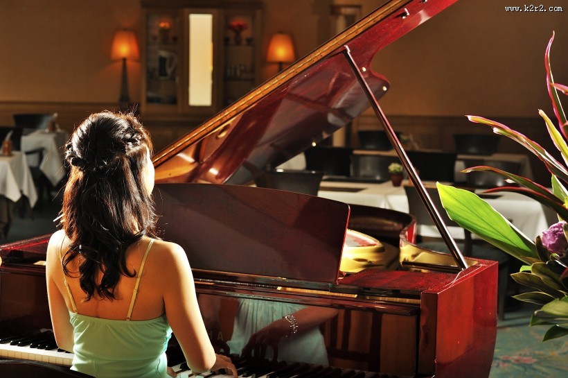 优雅的钢琴展示图片大全