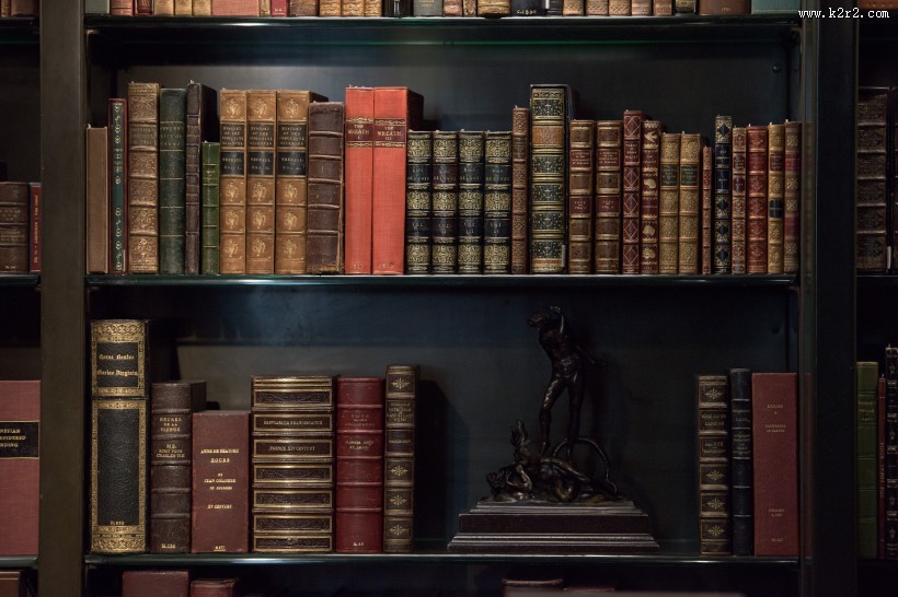 书架上安静的书图片