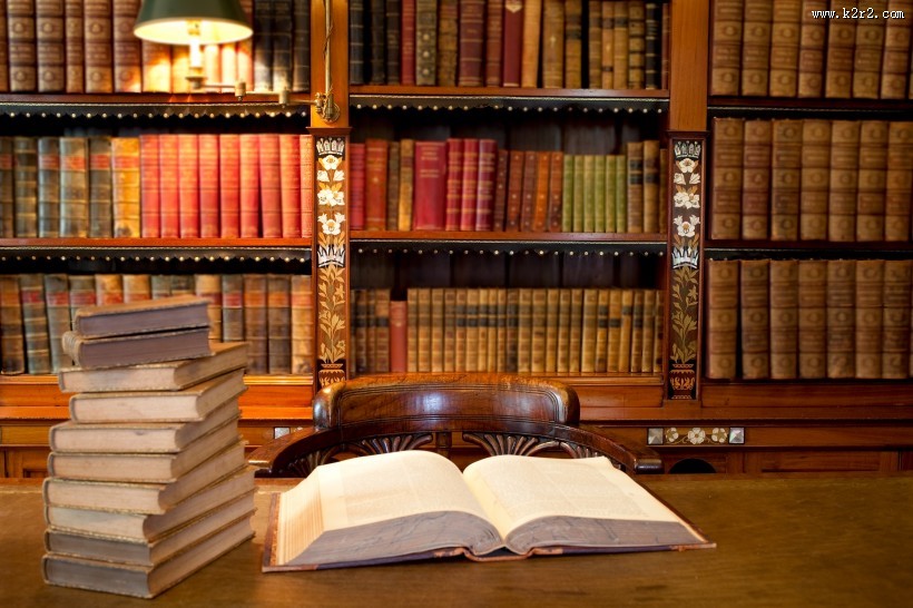 书架上安静的书图片