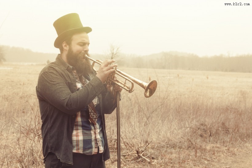 音乐爱好者吹乐器小号的图片大全