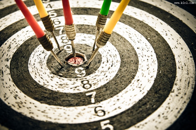 飞镖与靶心的图片