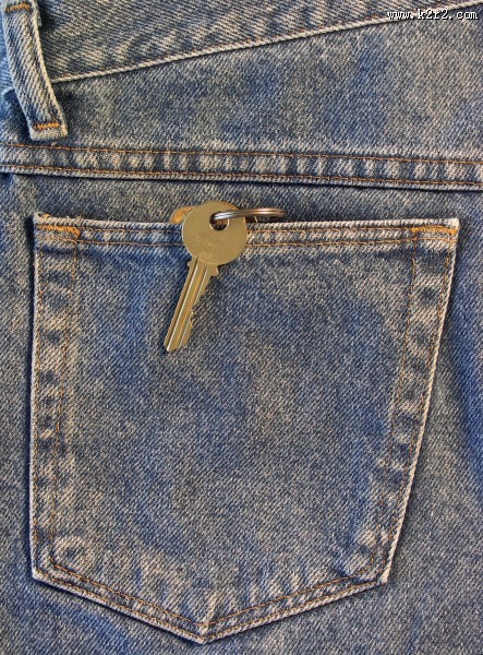 牛仔裤兜的特写图片