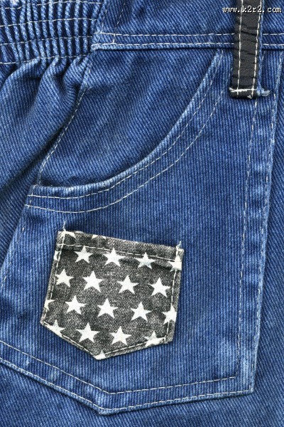 牛仔裤兜的特写图片