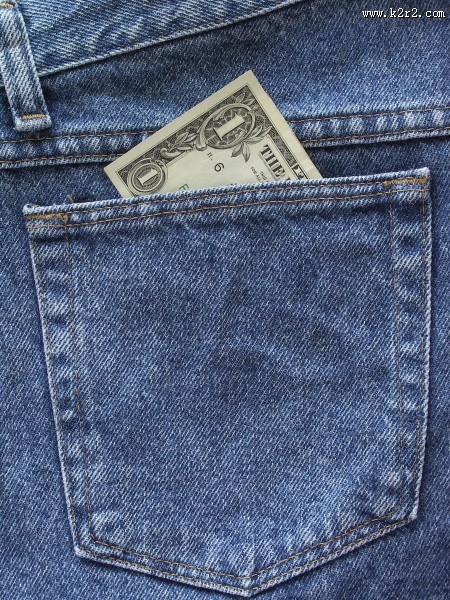 牛仔裤兜的特写图片