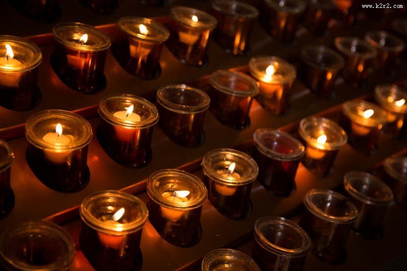 教堂燃烧的蜡烛图片