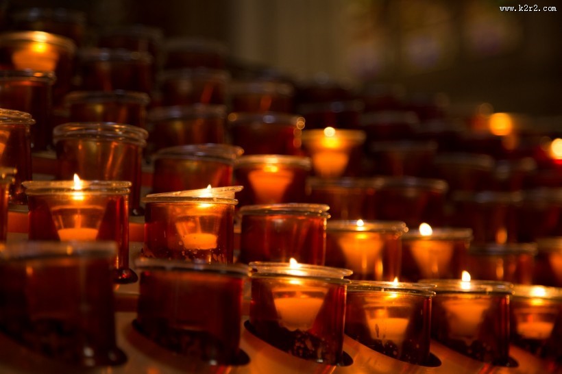 教堂燃烧的蜡烛图片