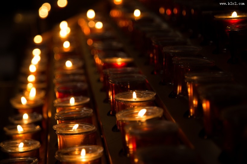 教堂燃烧的蜡烛图片