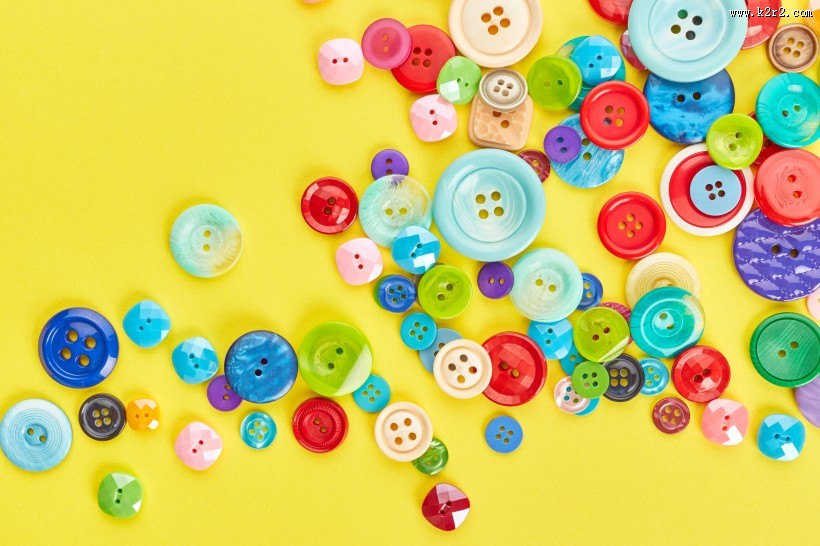 彩色纽扣堆放图片