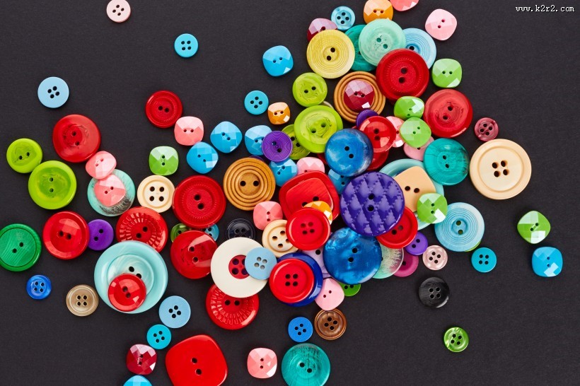 彩色纽扣堆放图片