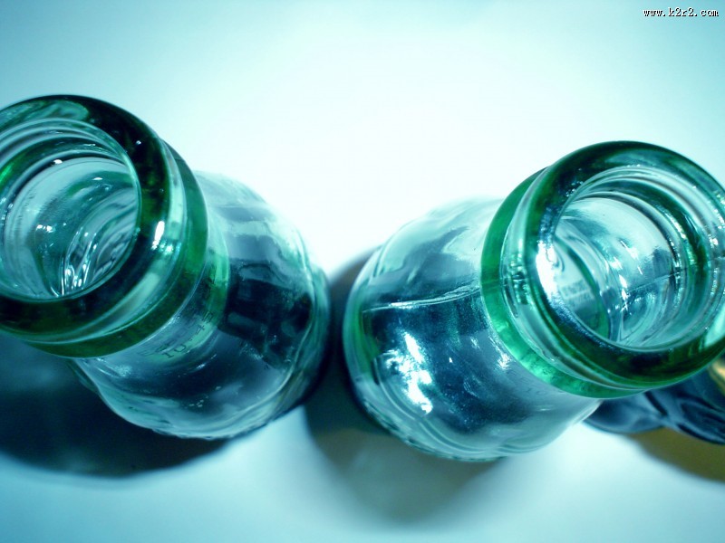 透明玻璃瓶特写图片