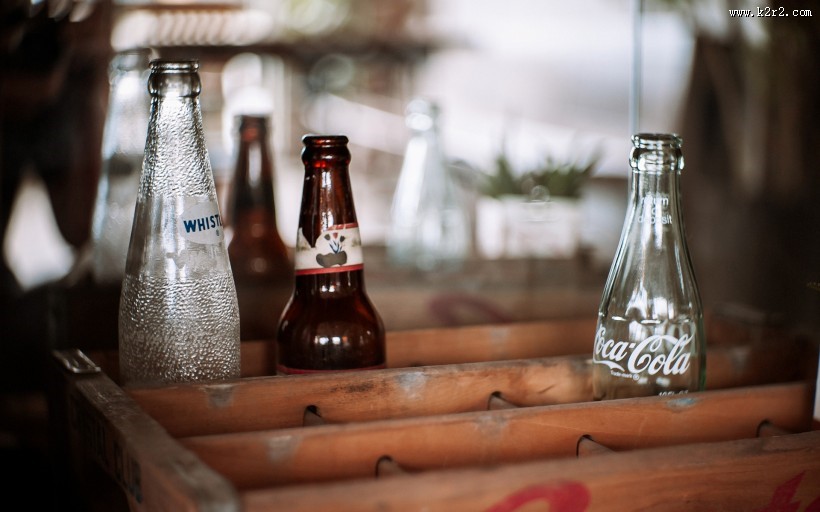 透明玻璃瓶特写图片