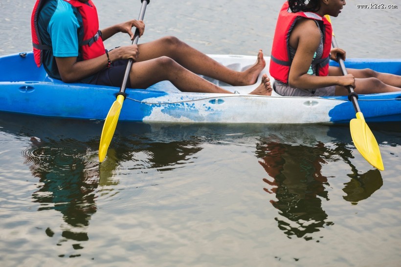 划皮艇的人图片