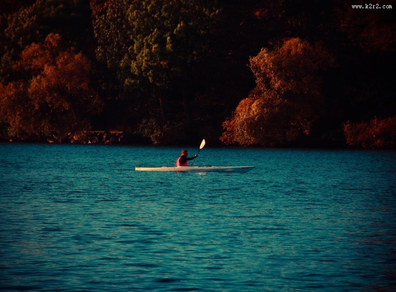 划皮艇的人图片