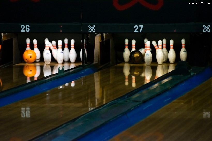 保龄球馆里的保龄球用品图片