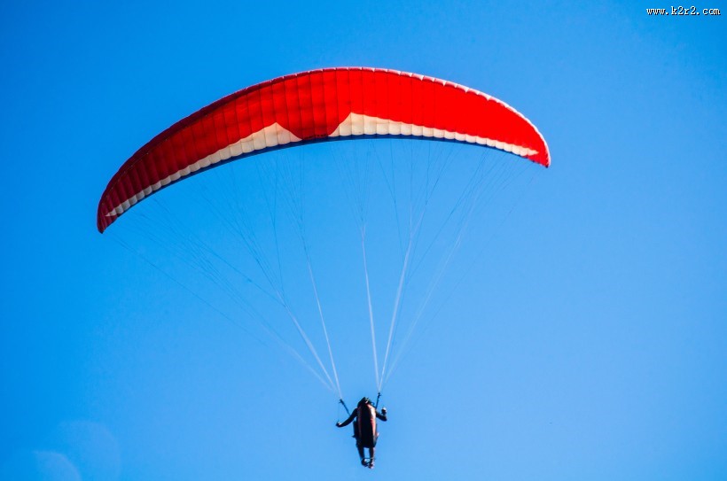 跳伞的人图片