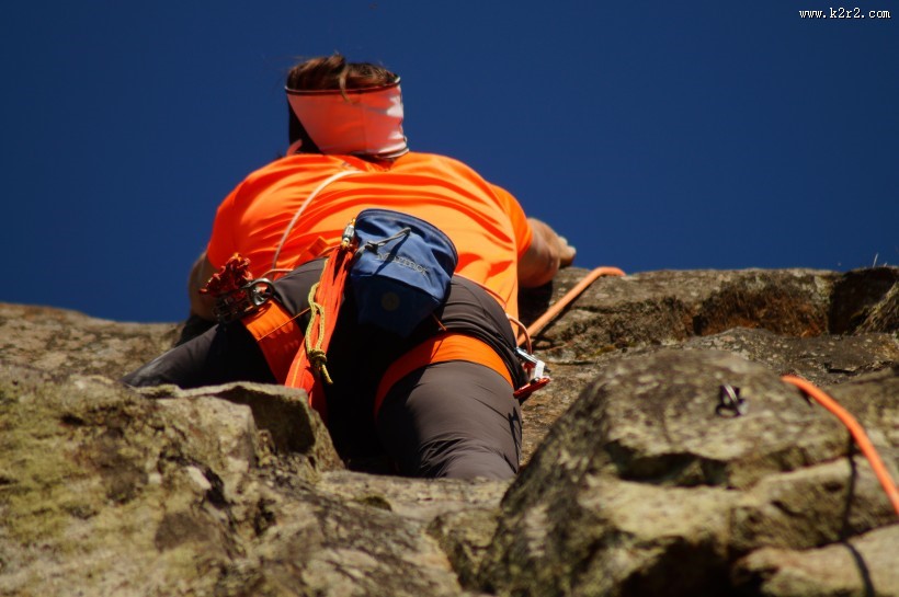 在野外攀登的人图片大全