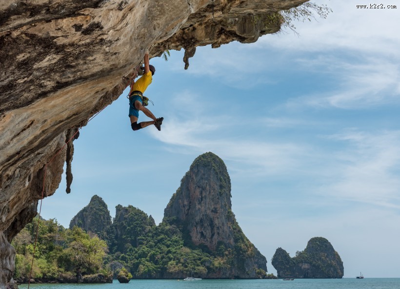 在野外攀登的人图片大全