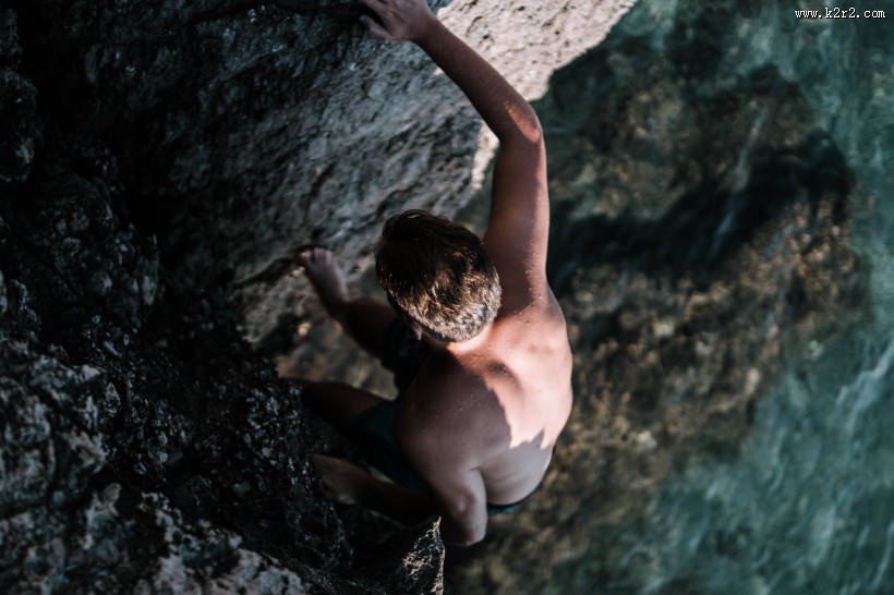 在野外攀登的人图片大全