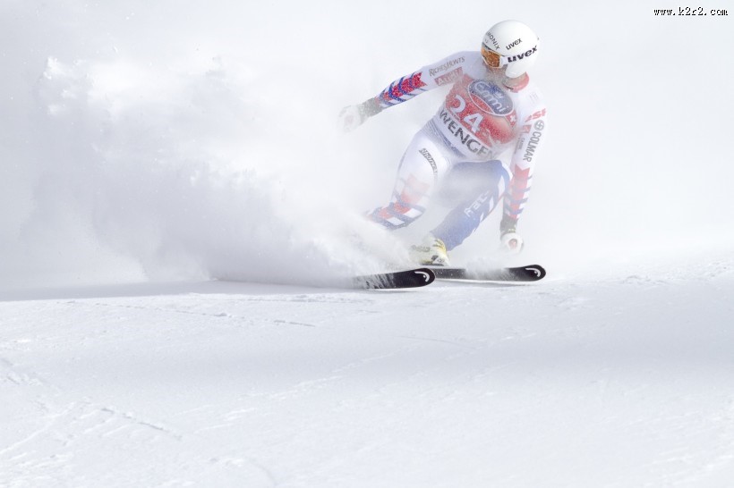 雪地里的滑雪爱好者图片