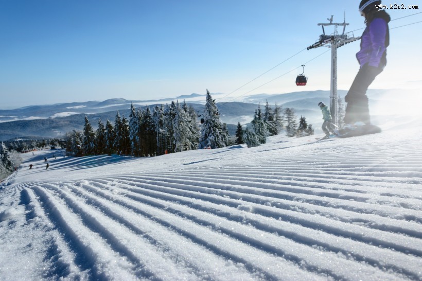 雪地里的滑雪爱好者图片