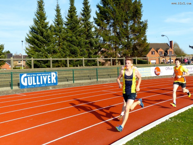 操场上的赛跑比赛图片