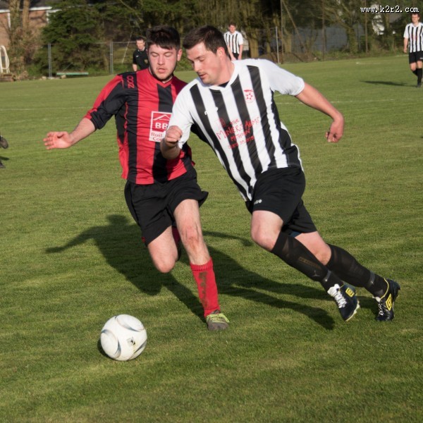 节奏紧张的足球比赛图片