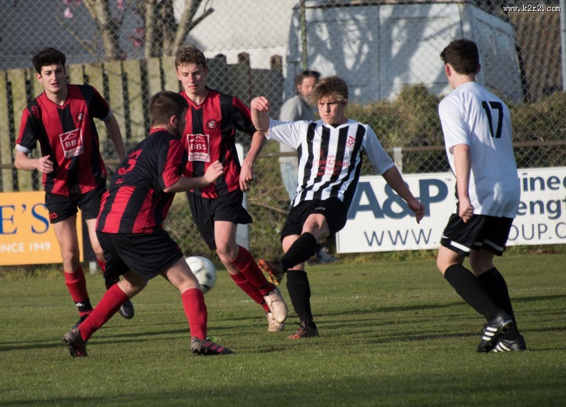 节奏紧张的足球比赛图片