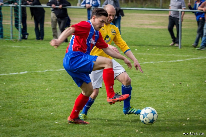 节奏紧张的足球比赛图片